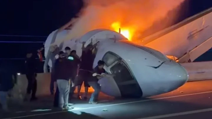 1 dead after private plane crashes onto Texas road, police say